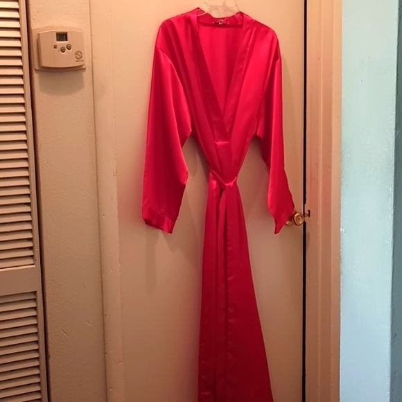 Robe - Picture 2 of 7